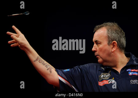 Exeter, Royaume-Uni. 28 février 2013. Phil Taylor en action dans son match contre James Wade lors de la ronde 4 des McCoy's Premier League Darts à Westpoint Arena. Credit : Action Plus de Sports / Alamy Live News Banque D'Images