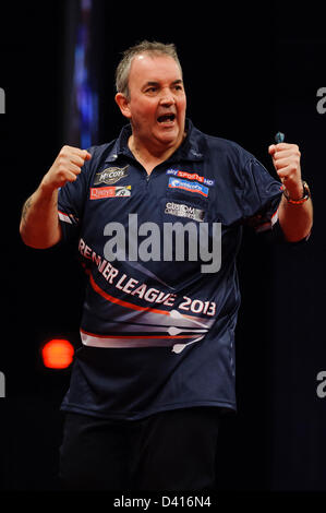 Exeter, Royaume-Uni. 28 février 2013. Phil Taylor réagit dans son match contre James Wade lors de la ronde 4 des McCoy's Premier League Darts à Westpoint Arena. Credit : Action Plus de Sports / Alamy Live News Banque D'Images