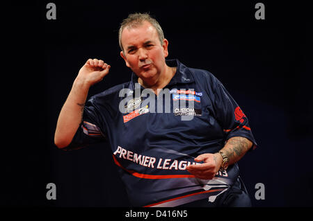 Exeter, Royaume-Uni. 28 février 2013. Phil Taylor réagit dans son match contre James Wade lors de la ronde 4 des McCoy's Premier League Darts à Westpoint Arena. Credit : Action Plus de Sports / Alamy Live News Banque D'Images