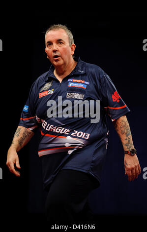 Exeter, Royaume-Uni. 28 février 2013. Phil Taylor réagit dans son match contre James Wade lors de la ronde 4 des McCoy's Premier League Darts à Westpoint Arena. Credit : Action Plus de Sports / Alamy Live News Banque D'Images