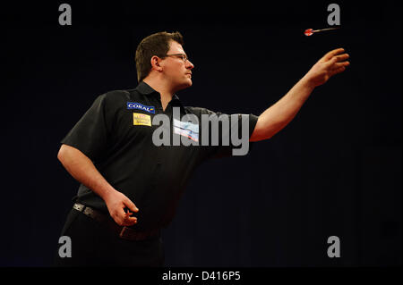 Exeter, Royaume-Uni. 28 février 2013. James Wade en action dans son match contre Phil Taylor lors de la quatrième ronde de la McCoy's Premier League Darts à Westpoint Arena. Credit : Action Plus de Sports / Alamy Live News Banque D'Images