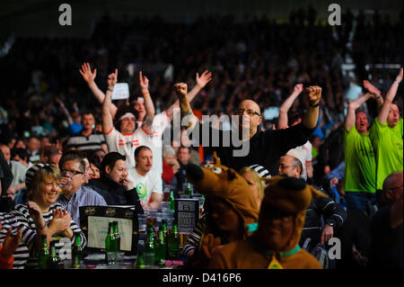 Exeter, Royaume-Uni. 28 février 2013. Les spectateurs réagissent comme Phil Taylor et James Wade jouer leur match lors de la quatrième ronde de la McCoy's Premier League Darts à Westpoint Arena. Credit : Action Plus de Sports / Alamy Live News Banque D'Images