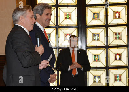 Le secrétaire d'Etat américain John Kerry est accueilli par l'Ambassadeur d'Italie David Thorne au cours de réunion avec le personnel et les familles d'Tri-Mission Rome le 28 février 2013 à Rome, Italie. Kerry est sur un voyage de 11 jours, sa première en tant que secrétaire d'état l'arrêt à Londres, Berlin, Paris, Rome, Istanbul, Le Caire, Dubaï, Abu Dhabi et Doha. Banque D'Images