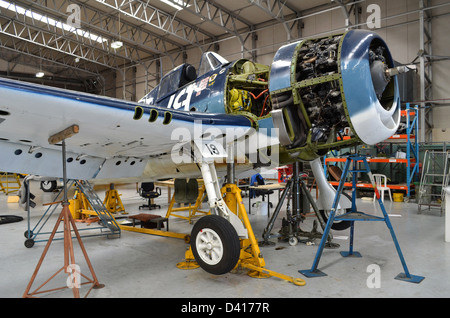 Grumman F6F Hellcat-5K en cours de maintenance à Duxford Banque D'Images