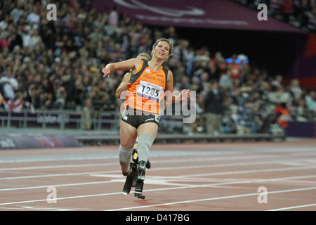 Marlou van Rhijn des Pays-Bas Hollande célèbre remportant la médaille d'or en 200m - T44 l'athlétisme dans le stade olympique Banque D'Images