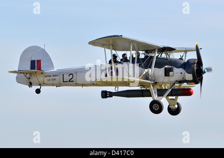 Torpilles Fairey Swordfish biplan de bombardement dans la Royal Navy Fleet Arm atterrissait après l'affichage à Duxford Airshow 2012 Banque D'Images