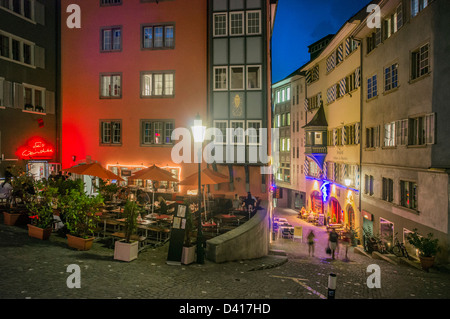 Restaurant à Lindenhof dans la soirée, Zurich, Suisse Banque D'Images