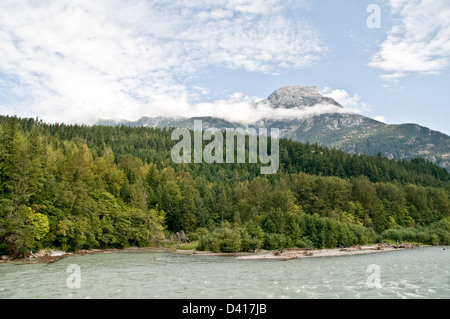 La rivière Bella Coola s'écoule dans la vallée du même nom, dans la forêt du Grand Ours, en Colombie-Britannique, Canada. Banque D'Images