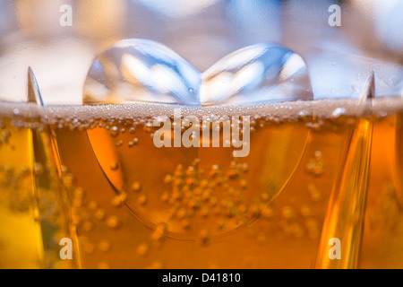 Détail d'une coupe de champagne en verre gobelet avec un coeur sur le côté et rempli de verre Banque D'Images