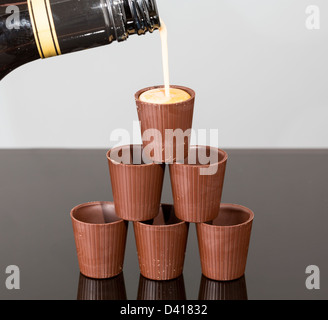 Pile de verres de chocolat en pyramide avec Irish Cream versé dans top Banque D'Images