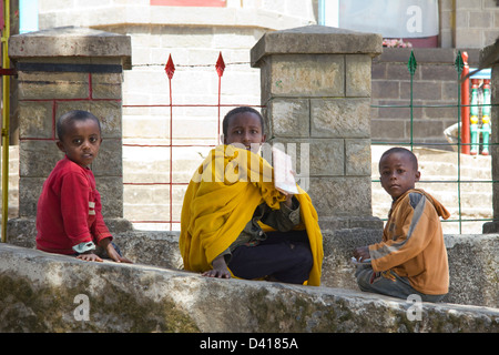 Trois garçons à l'extérieur au-dessus de l'église Entoto Maryam Addis Ababa Ethiopie Afrique Banque D'Images