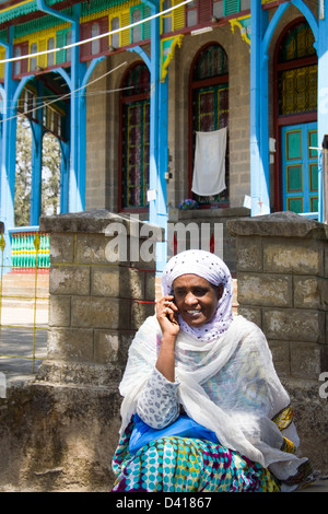 Woman talking on mobile phone en dehors de Entoto Maryam church au-dessus de l'Afrique Ethiopie Addis Abeba Banque D'Images