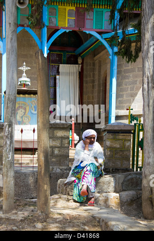 Femme sur téléphone mobile à l'extérieur au-dessus de l'église Entoto Maryam Addis Ababa Ethiopie Afrique Banque D'Images