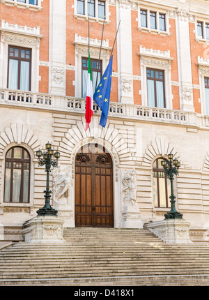 Entrée du Palazzo Montecitorio qui abrite la Chambre des députés dans le gouvernement de la République italienne Banque D'Images