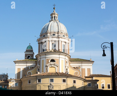 Détail de dôme sur l'église de San Carlo al Corso à Rome Italie Banque D'Images