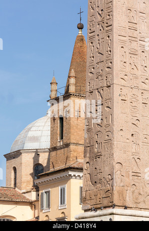 Obélisque égyptien frames deux tours d'église et les dômes sur la Piazza del Popolo à Rome Italie Banque D'Images