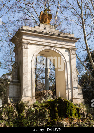 Piazza del Fiocco arch avec eagle statue et fontaine à l'entrée de la Villa Borghèse à Rome Italie en hiver Banque D'Images