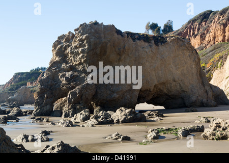 Rock formation par ocean sur El Matador State Beach Malibu en Californie Banque D'Images