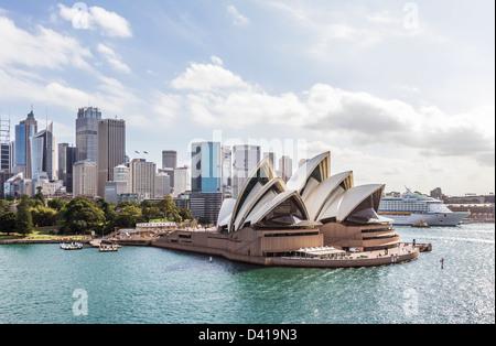 L'Opéra de Sydney avec bateau de croisière Voyager of the Seas en arrière-plan. Banque D'Images