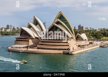 Taxi de l'eau passant de l'Opéra de Sydney. Banque D'Images