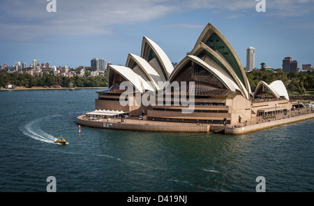 Taxi de l'eau passant de l'Opéra de Sydney. Banque D'Images