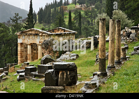 Le Conseil du Trésor des Athéniens à Delphes antique, le "nombril" de l'ancien monde, Fokida, Grèce centrale. Banque D'Images