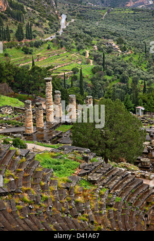 Le théâtre antique et le temple d'Apollon à Delphes, le "nombril" de l'ancien monde, Fokida, Grèce centrale. Banque D'Images