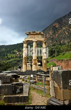 Le temple d'Athéna Pronaia (Pronaea) à l'ancienne cité de Delphes, le "nombril" de l'ancien monde, Fokida, Grèce centrale. Banque D'Images