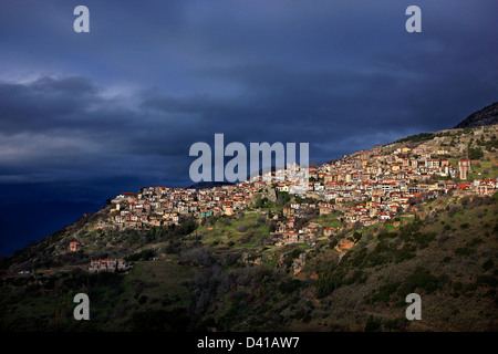 Avis de Arachova, station d'hiver les plus populaires en Grèce, le Mont Parnasse, Béotie., Centre de la Grèce. Banque D'Images