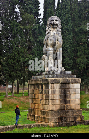 Le Lion de Chaeronea, près de 20 pieds de haut (6,1 m) monument funéraire érigé en l'honneur de la bande sacrée de Thèbes, en Grèce. Banque D'Images