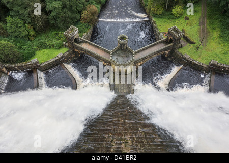 Le barrage du réservoir dans la chambre de cicatrice Nidd Valley, North Yorkshire. Banque D'Images