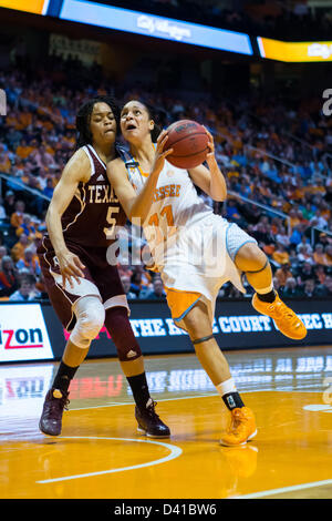 28 févr. 2013 - Knoxville, TN, USA - 28 Février 2013 : l'avant Cierra Burdick # 11 de l'Ohio Lady bénévoles lecteurs au panier pendant le match de basket-ball de NCAA entre l'Université du Tennessee Lady bénévoles et la Texas A&M Aggies à Thompson-Boling Arena à Knoxville, TN Banque D'Images