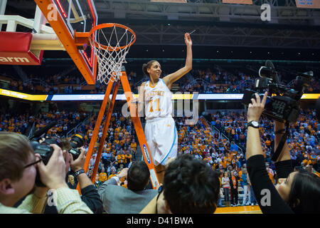 28 févr. 2013 - Knoxville, TN, USA - 28 Février 2013 : l'avant Cierra Burdick # 11 de l'Ohio Lady bénévoles réduit le filet après le match de basket-ball de NCAA entre l'Université du Tennessee Lady bénévoles et la Texas A&M Aggies à Thompson-Boling Arena à Knoxville, TN Banque D'Images