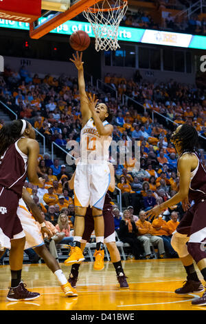 28 févr. 2013 - Knoxville, TN, USA - 28 Février 2013 : l'avant Cierra Burdick # 11 de l'Ohio Lady bénévoles jette la balle dans le jeu de basket-ball de NCAA pendant entre l'Université du Tennessee Lady bénévoles et la Texas A&M Aggies à Thompson-Boling Arena à Knoxville, TN Banque D'Images
