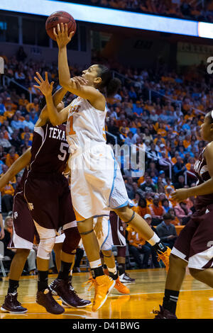 28 févr. 2013 - Knoxville, TN, USA - 28 Février 2013 : l'avant Cierra Burdick # 11 de l'Ohio Lady bénévoles jette la balle dans le jeu de basket-ball de NCAA pendant entre l'Université du Tennessee Lady bénévoles et la Texas A&M Aggies à Thompson-Boling Arena à Knoxville, TN Banque D'Images