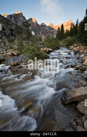 Ruisseau Moraine et pics Wenkchemna, Banff National Park, Alberta, Canada. Banque D'Images