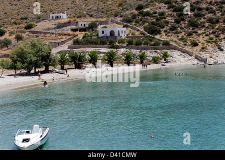 Naxos. Cyclades. La Grèce. Vue sur la paisible plage de sable de Panormos située sur la côte sud-est de Naxos. Banque D'Images