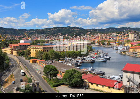 Vue sur port de la marine militaire avec base et ville de La Spezia en Ligurie, Italie. Banque D'Images