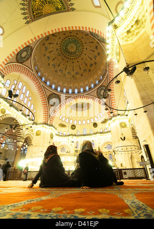 Les femmes musulmanes d'admirer la beauté de la mosquée de Soliman à Istanbul. Banque D'Images