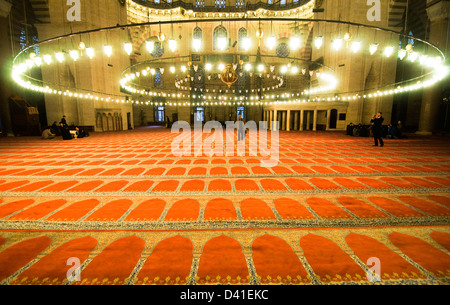 Beaux tapis et d'énormes lustres ornent la mosquée de Soliman à Istanbul. Banque D'Images