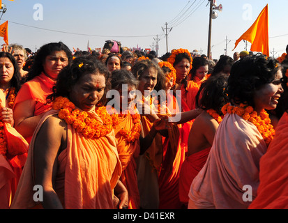 Femme Holywomen hindoue (Sadhus) arrivent à prendre Shahi Snan (royal bath) à la banque du Sangam confluence de fleuve Ganga, Banque D'Images