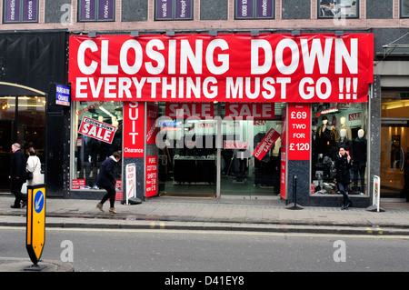 Une vue générale, une boutique avec une bannière à lire 'fermeture, tout doit disparaître". Oxford Street, Londres, Royaume-Uni. Banque D'Images