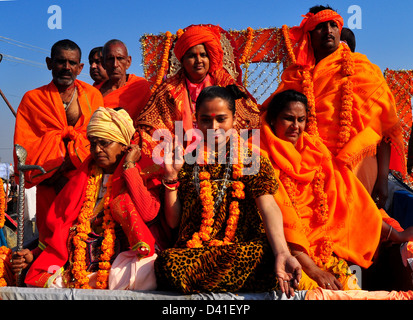 Femme Holywoman hindoue (Sadhus) plomb comme arriver à prendre Shahi Snan (royal bath) à la banque du Sangam confluence de fleuve Ganga, Banque D'Images