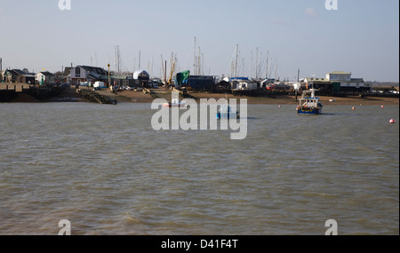 Bateaux au mouillage à l'embouchure de la rivière Deben Felixstowe, Suffolk, Angleterre, Ferry Banque D'Images