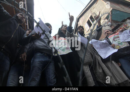 Srinagar, au Cachemire, en Inde. 1er mars 2013. Militants et sympathisants de la Jammu Kashmir Liberation Front (JKLF) crier des slogans de liberté et tenir des affiches d'Afzal Guru au cours d'une manifestation à Srinagar. Ils exigent le retour de Mohammad Afzal Guru corps après qu'il a été pendu pour une attaque contre le parlement du pays en 2001, qui a tué neuf personnes. Credit : ZUMA Press, Inc. / Alamy Live News Banque D'Images