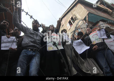 Srinagar, au Cachemire, en Inde. 1er mars 2013. Militants et sympathisants de la Jammu Kashmir Liberation Front (JKLF) crier des slogans de liberté et tenir des affiches d'Afzal Guru au cours d'une manifestation à Srinagar. Ils exigent le retour de Mohammad Afzal Guru corps après qu'il a été pendu pour une attaque contre le parlement du pays en 2001, qui a tué neuf personnes. Credit : ZUMA Press, Inc. / Alamy Live News Banque D'Images