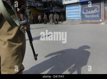 Srinagar, au Cachemire, en Inde. 1er mars 2013. Un policier indien durant la grève à Srinagar. Magasins et d'autres entreprises ont été fermées dans la plupart des régions de la vallée du Cachemire vendredi, en réponse à un appel d'arrêt par les séparatistes exigeant que le corps de l'attaque du parlement indien convict Afzal Guru, qui a été exécuté le 9 février, être remis à sa famille. Credit : ZUMA Press, Inc. / Alamy Live News Banque D'Images