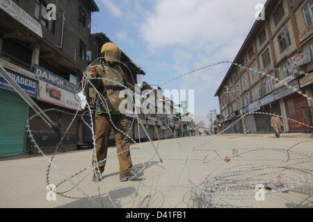 Srinagar, au Cachemire, en Inde. 1er mars 2013. Un policier indien durant la grève à Srinagar. Magasins et d'autres entreprises ont été fermées dans la plupart des régions de la vallée du Cachemire vendredi, en réponse à un appel d'arrêt par les séparatistes exigeant que le corps de l'attaque du parlement indien convict Afzal Guru, qui a été exécuté le 9 février, être remis à sa famille. Credit : ZUMA Press, Inc. / Alamy Live News Banque D'Images