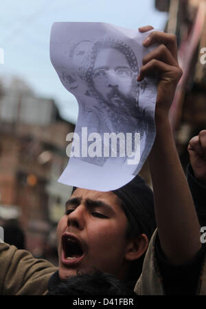 Srinagar, au Cachemire, en Inde. 1er mars 2013. Militants et sympathisants de la Jammu Kashmir Liberation Front (JKLF) crier des slogans de liberté et tenir des affiches d'Afzal Guru au cours d'une manifestation à Srinagar. Ils exigent le retour de Mohammad Afzal Guru corps après qu'il a été pendu pour une attaque contre le parlement du pays en 2001, qui a tué neuf personnes. Credit : ZUMA Press, Inc. / Alamy Live News Banque D'Images