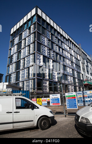 Bardage et isolation sur l'immeuble de bureaux de British Telecom en cours de rénovation par Balfour Beatty pour Blackburn College, Lancashire, UK Banque D'Images